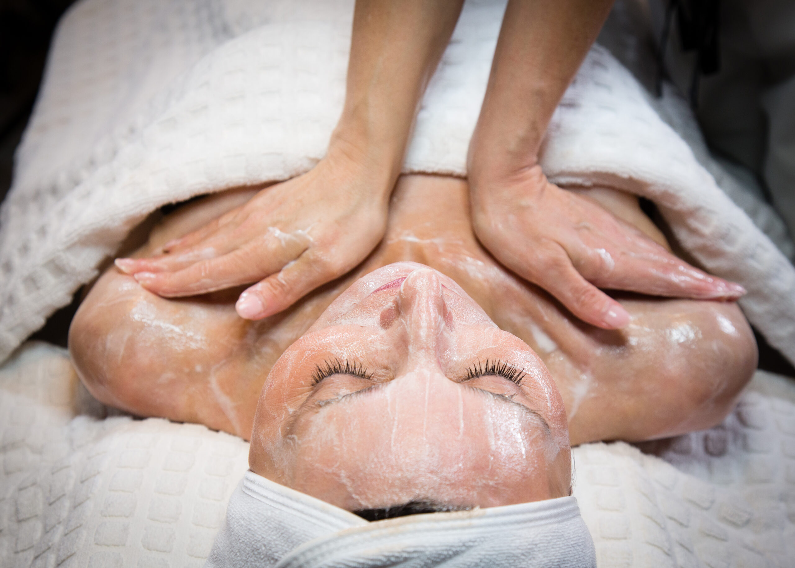 CH8C0905 treating skin during menopause with an advanced facial